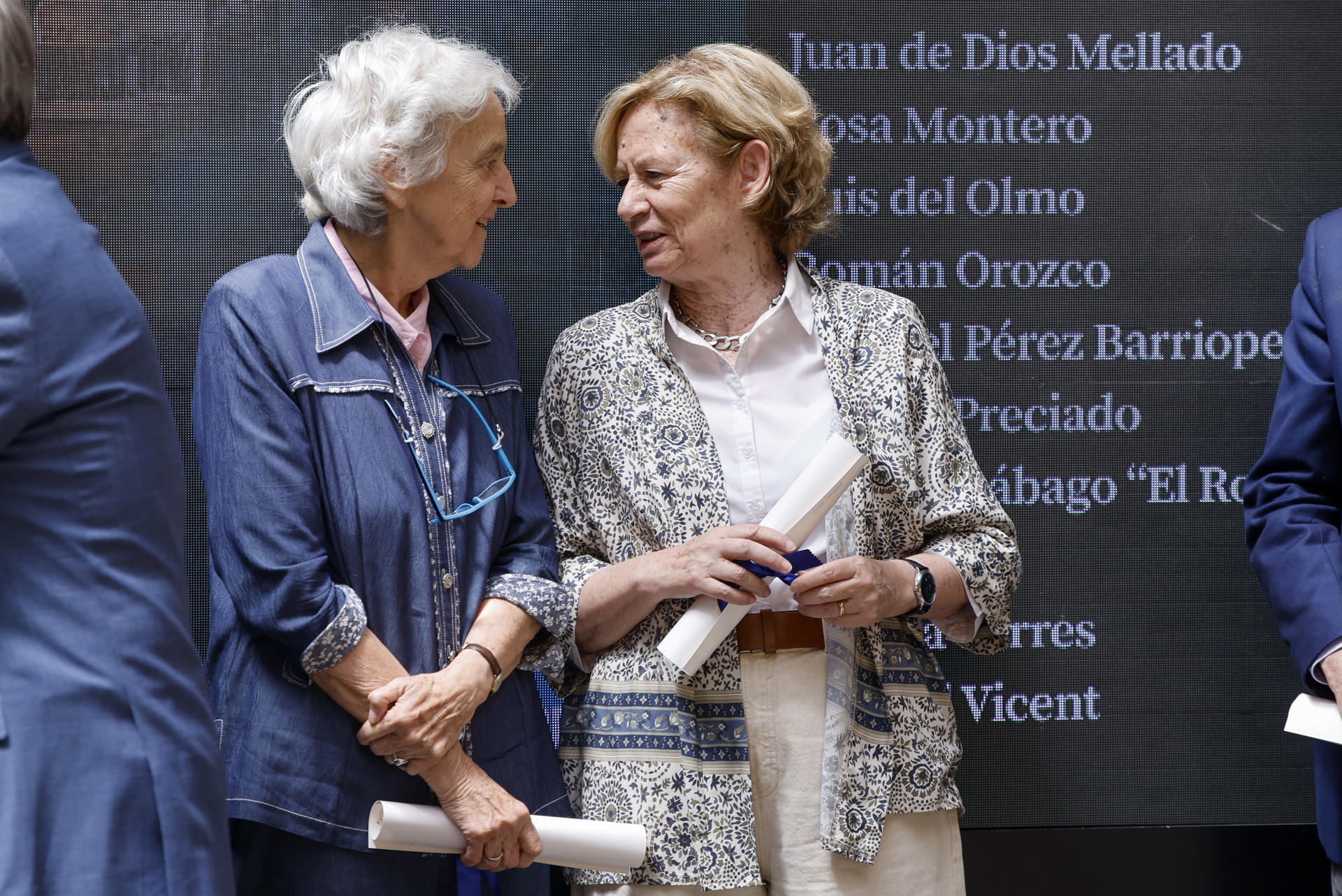 MADRID, 09/06/2025.- La exdirectora de El País Soledad Gallego-Díaz (i) conversa con la periodista Pilar Cernuda a su llegada al acto de reconocimiento a veinte periodistas que la Asociación de Periodistas Europeos y la Fundación Diario Madrid celebran por su defensa de las libertades, este lunes en Madrid. EFE/ Sergio Pérez