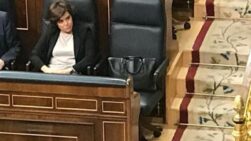 Soraya Sáenz de Santamaría sentada en el Congreso de los Diputados junto a su bolso