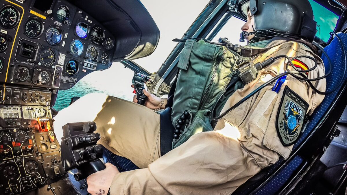 La Comandante Eva Gutiérrez en un Superpuma