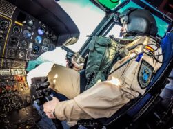 La Comandante Eva Gutiérrez en un Superpuma
