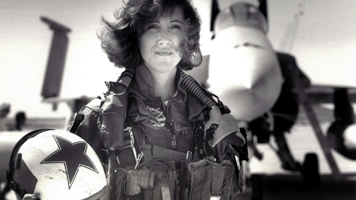 mujer piloto aviones de caza