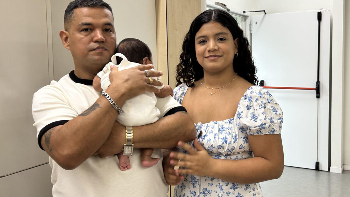 GRAFCAT3272. BARCELONA, 28/05/2026.- Un equipo de los hospitales Sant Joan de Déu y Clínic, en Barcelona, ha operado a un feto de 700 gramos en el vientre de su madre (en la imagen, con sus padres) para resolver una malformación congénita que le provocaba que las tripas se desarrollaran fuera de su cuerpo, una intervención pionera en Europa. EFE/Paula García