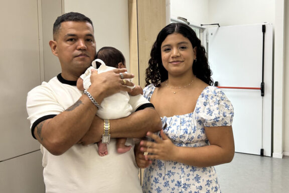 GRAFCAT3272. BARCELONA, 28/05/2026.- Un equipo de los hospitales Sant Joan de Déu y Clínic, en Barcelona, ha operado a un feto de 700 gramos en el vientre de su madre (en la imagen, con sus padres) para resolver una malformación congénita que le provocaba que las tripas se desarrollaran fuera de su cuerpo, una intervención pionera en Europa. EFE/Paula García