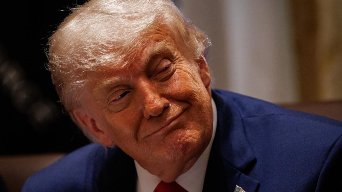Washington (United States), 27/05/2026.- US President Donald Trump reacts during a Cabinet meeting in the Cabinet Room of the White House in Washington, DC, USA, 27 May 2026. Trump held the meeting with members of his Cabinet amid ongoing US-Iran negotiations. EFE/EPA/SAMUEL CORUM / POOL