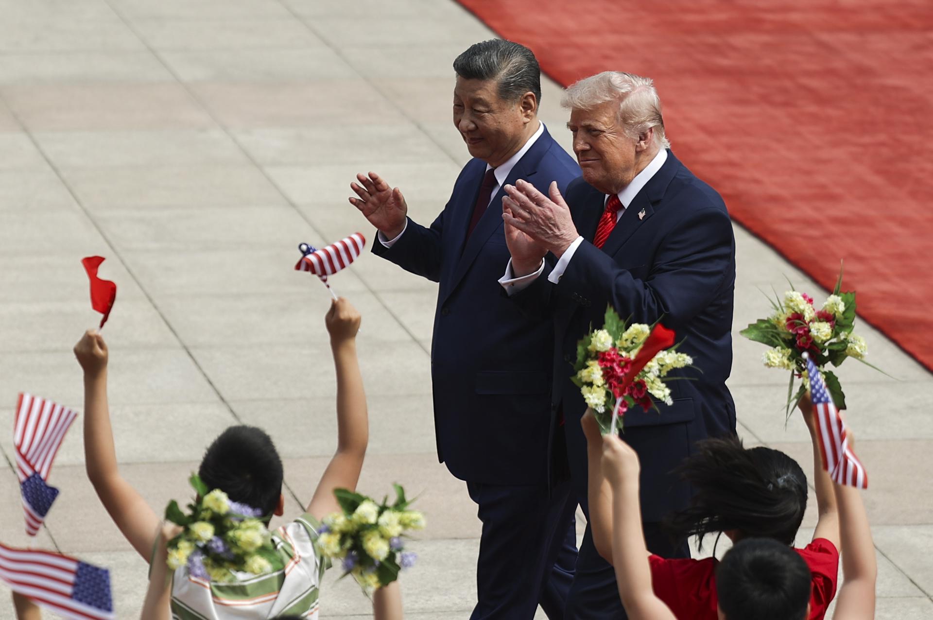 BEIJING (China), 14/05/2026.- Chinese President Xi Jinping and U.S. President Donald Trump react near children during a welcome ceremony at the Great Hall of the People in Beijing, China, 14 May 2026. EFE/EPA/Maxim Shemetov / POOL
