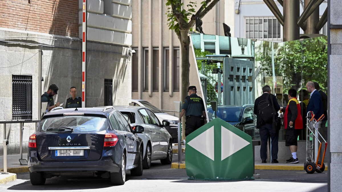 MADRID, 27/05/2026.- Agentes de la UCO acuden a la sede de la Dirección General de la Guardia Civil en Madrid, este miércoles, para recabar información relacionada con el Caso Leire que investiga el juez de la Audiencia Nacional Santiago Pedraz. EFE/ Fernando Villar