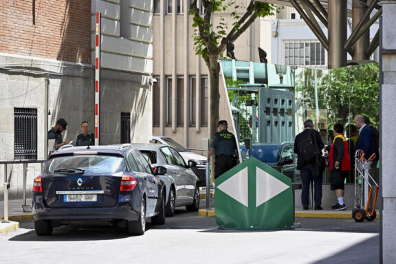 MADRID, 27/05/2026.- Agentes de la UCO acuden a la sede de la Dirección General de la Guardia Civil en Madrid, este miércoles, para recabar información relacionada con el Caso Leire que investiga el juez de la Audiencia Nacional Santiago Pedraz. EFE/ Fernando Villar