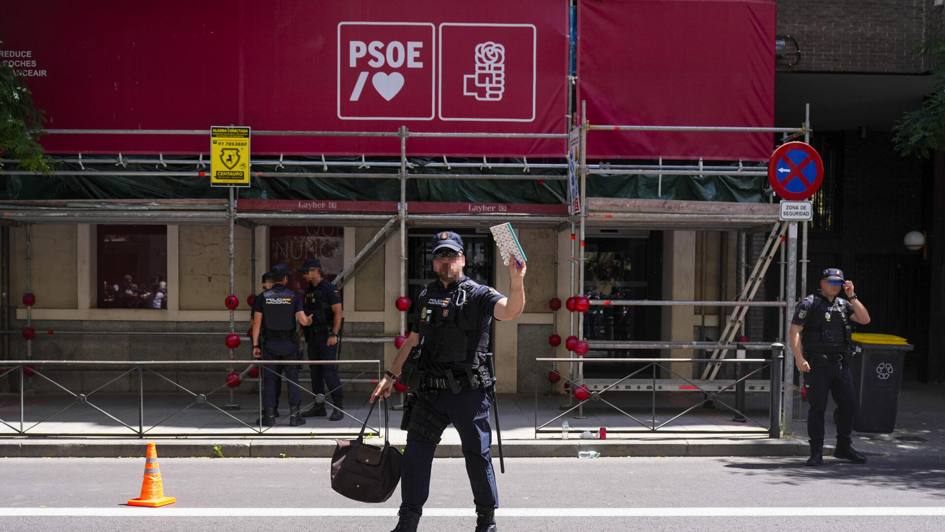 Agentes de la Unidad Central Operativa (UCO) de la Guardia Civil en la calle Ferraz de Madrid. EFE/ Borja Sanchez-Trillo