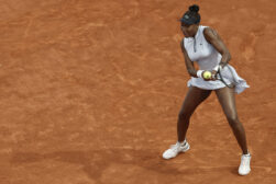 MADRID, 21/04/2026.- La tenista estadounidense Venus Williams ante la española Kaitlin Quevedo este martes durante el partido de la Ronda de 128 del Mutua Open de Madrid. EFE/ Sergio Pérez