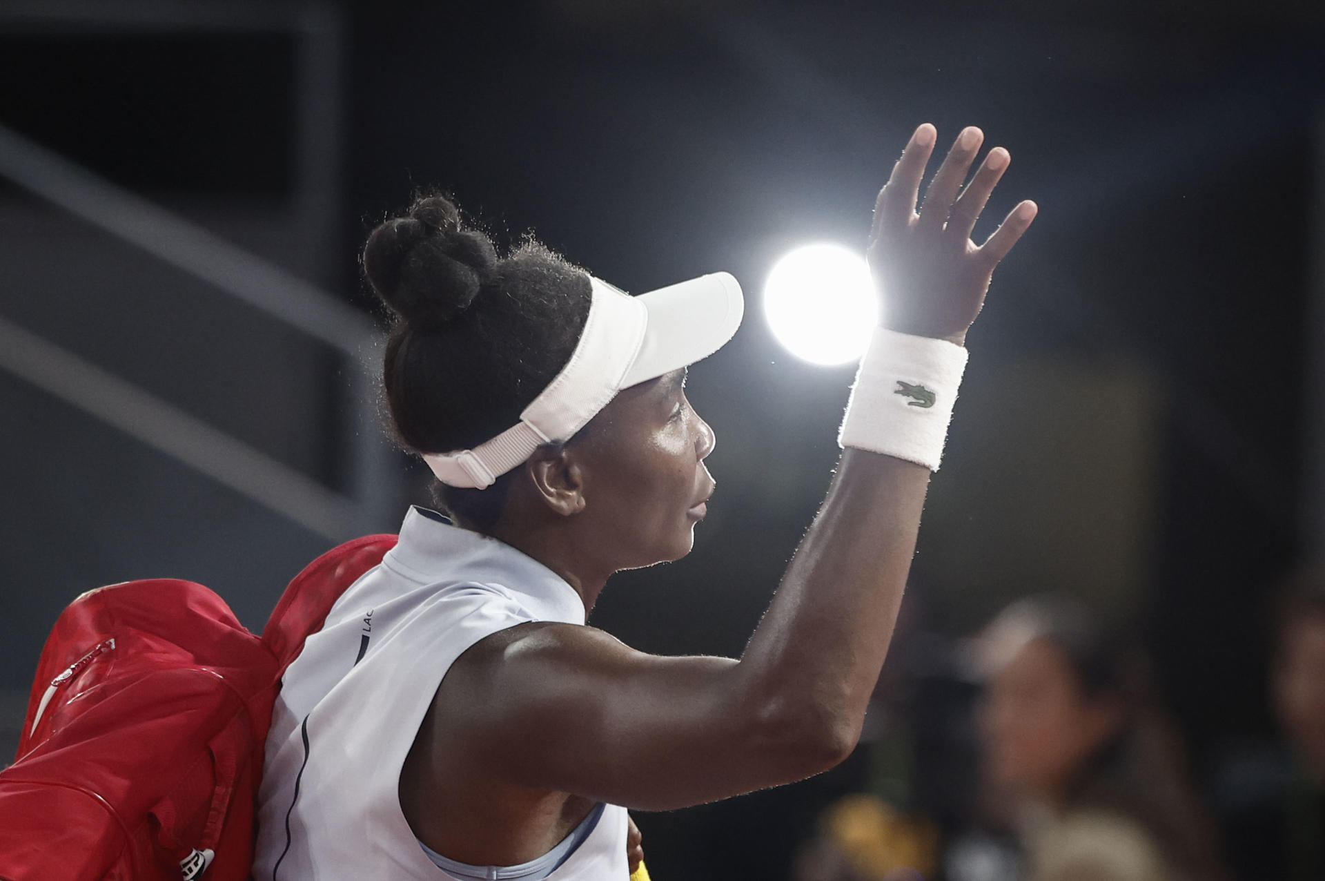 MADRID, 21/04/2026.- La tenista estadounidense Venus Williams saluda al público tras la derrota ante la española Kaitlin Quevedo, en el partido de la Ronda de 128 del Mutua Open de Madrid. EFE/Sergio Pérez