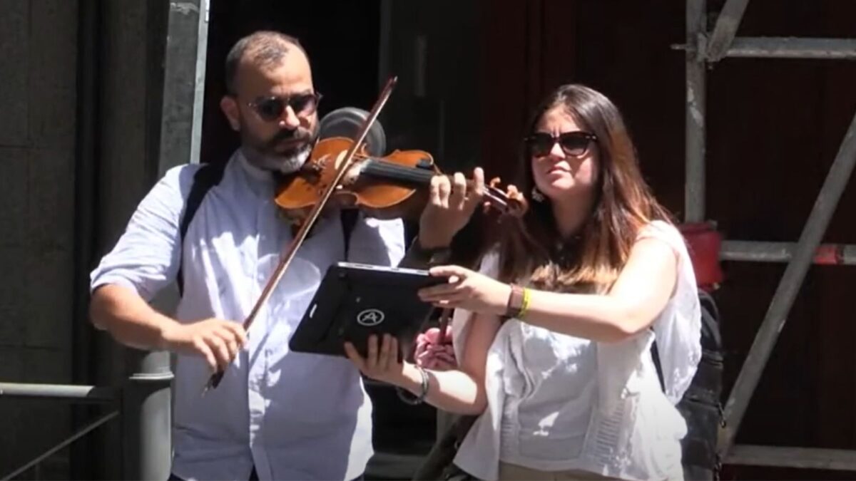 Violinista en la sede de Ferraz
