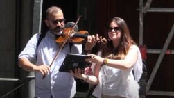 Violinista en la sede de Ferraz