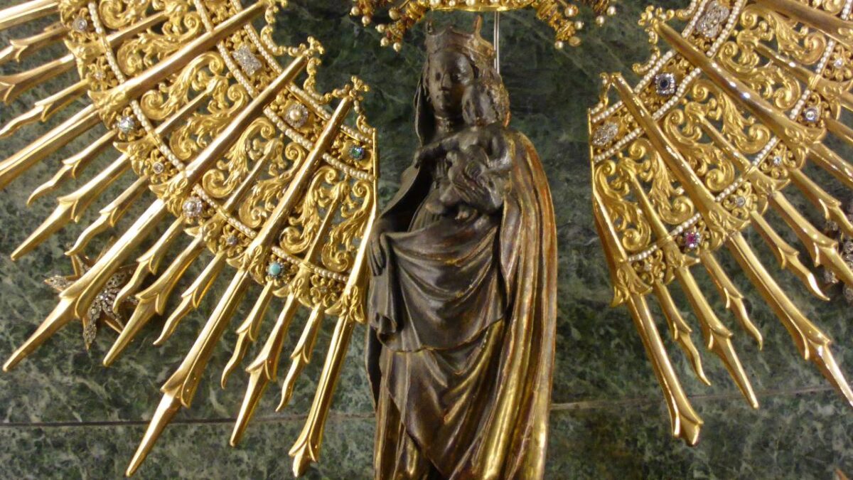 Virgen del Pilar - Sociedad