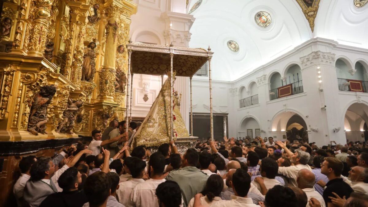 Salto a la reja de la Virgen del Rocío de Almonte, Huelva.