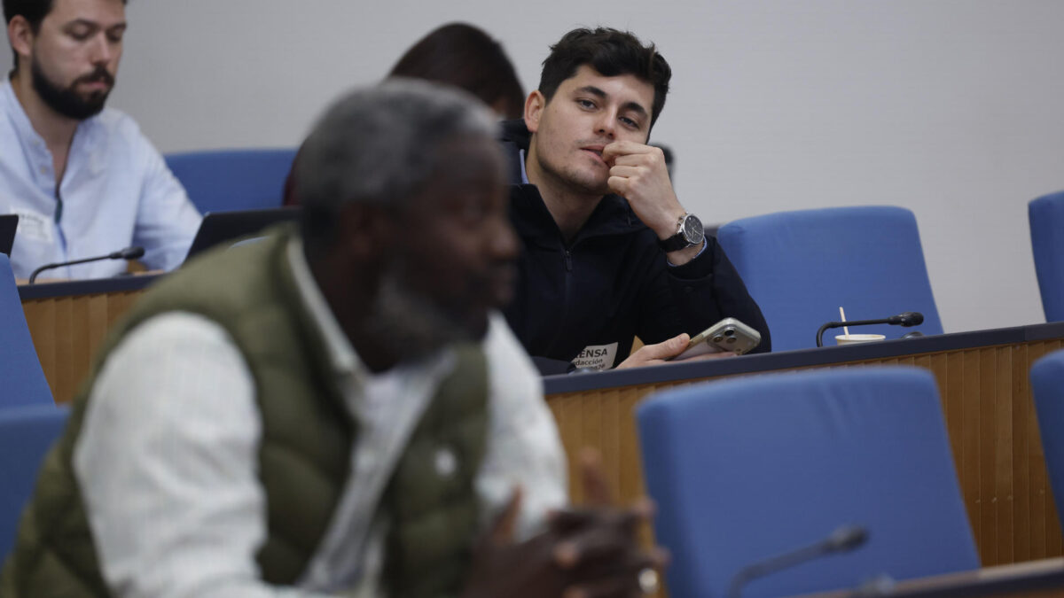 MADRID, 24/03/2026.- Los comunicadores Vito Quiles (d) y Bertrand Ndongo (en primer plano) escuchan las ruedas de prensa, este martes, en el Congreso de los Diputados. EFE/ Javier Lizón