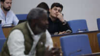 MADRID, 24/03/2026.- Los comunicadores Vito Quiles (d) y Bertrand Ndongo (en primer plano) escuchan las ruedas de prensa, este martes, en el Congreso de los Diputados. EFE/ Javier Lizón