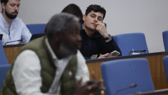 MADRID, 24/03/2026.- Los comunicadores Vito Quiles (d) y Bertrand Ndongo (en primer plano) escuchan las ruedas de prensa, este martes, en el Congreso de los Diputados. EFE/ Javier Lizón