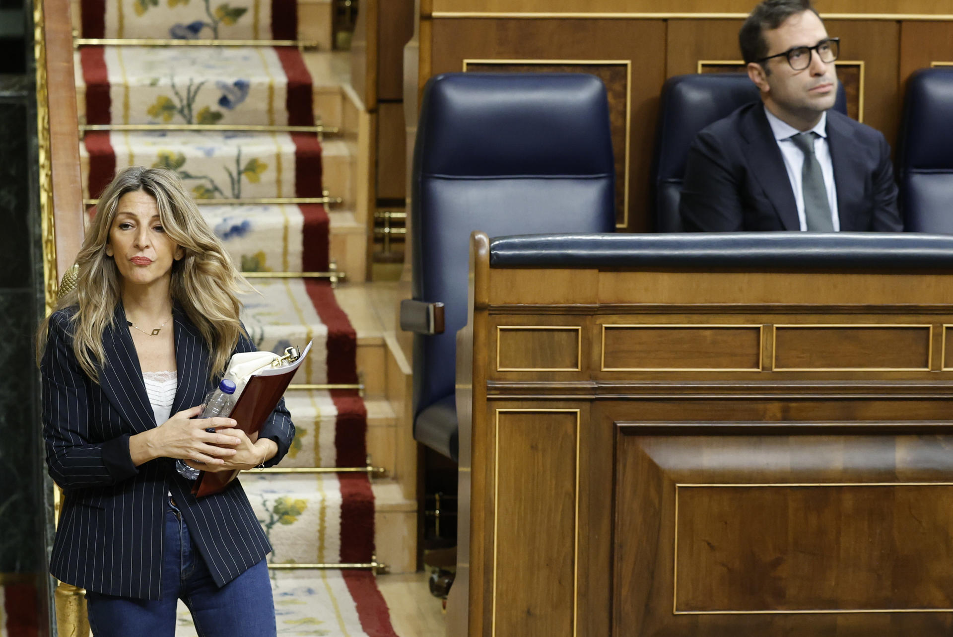 MADRID, 27/05/2026.- La vicepresidenta segunda y ministra de Trabajo y Economía Social, Yolanda Díaz (i), abandona la sesión de control al Gobierno celebrada este miércoles en el Congreso de los Diputados. EFE/Mariscal