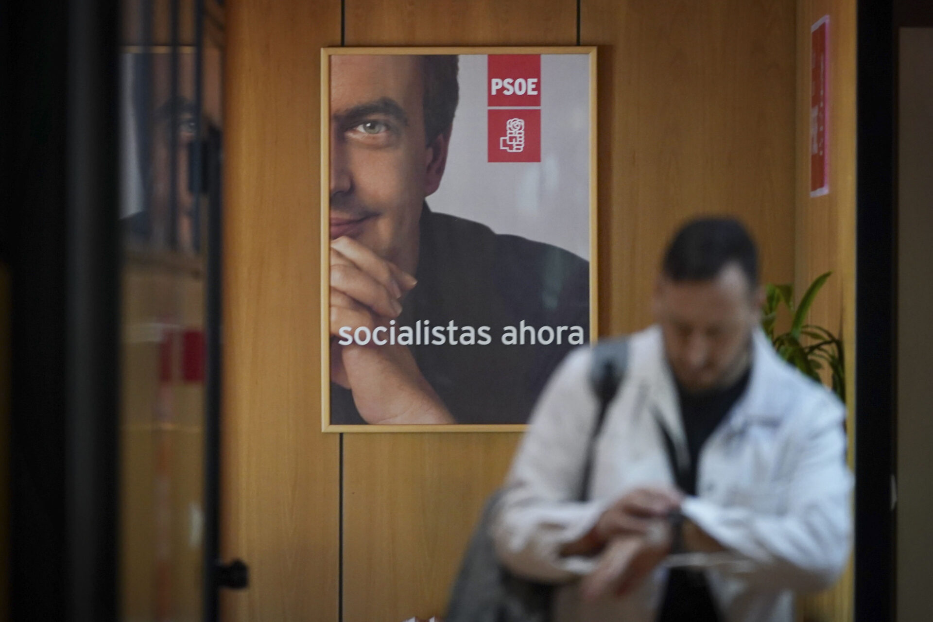 FOTODELDÍA VALLADOLID, 20/05/2026.-Imagen de un cartel electoral del expresidente José Luis Rodríguez Zapatero ubicado en la sede de los socialistas castellanoleoneses en Valladolid, un día después de conocerse la imputación del que fuera secretario general del PSOE en la trama Plus Ultra.- EFE/ Nacho Gallego