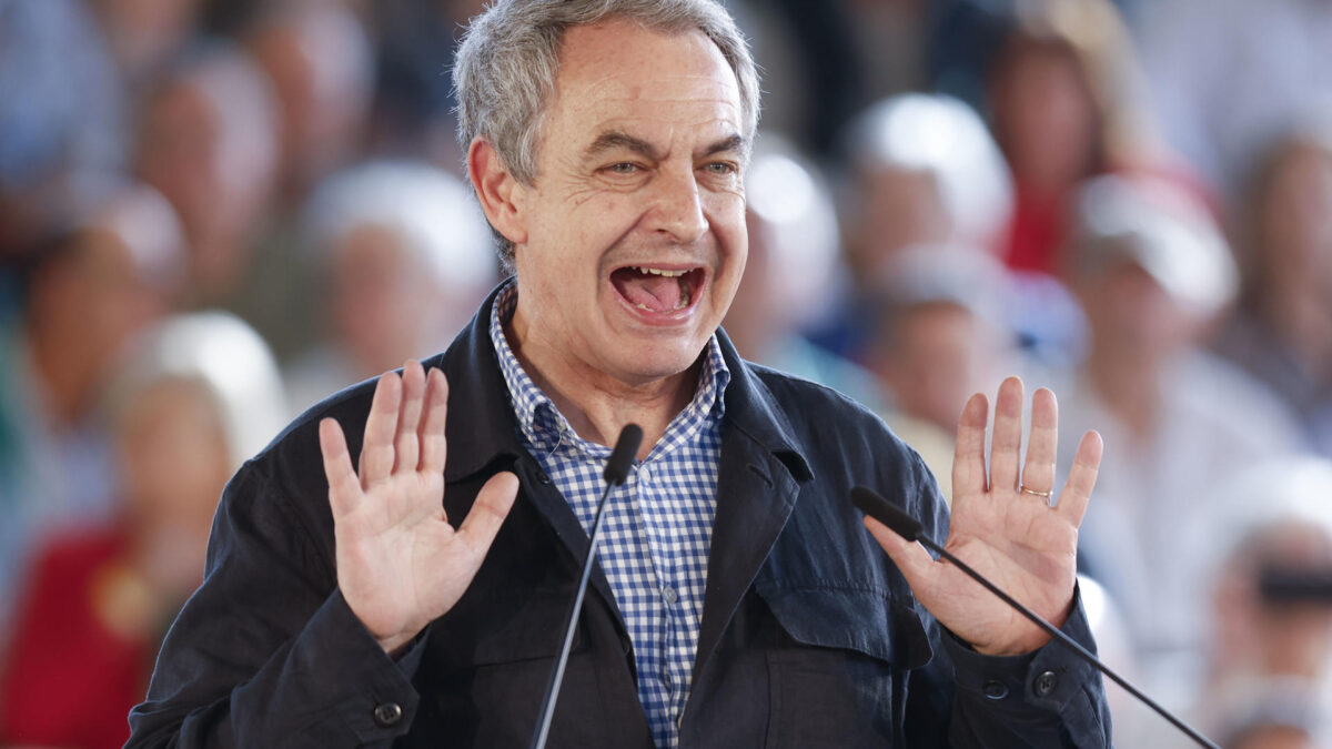 CÁRTAMA (MÁLAGA), 01/05/2026.- El expresidente del Gobierno José Luis Rodríguez Zapatero interviene durante un acto de campaña del PSOE celebrado este viernes en la Ciudad Deportiva de Cártama. EFE/ Jorge Zapata