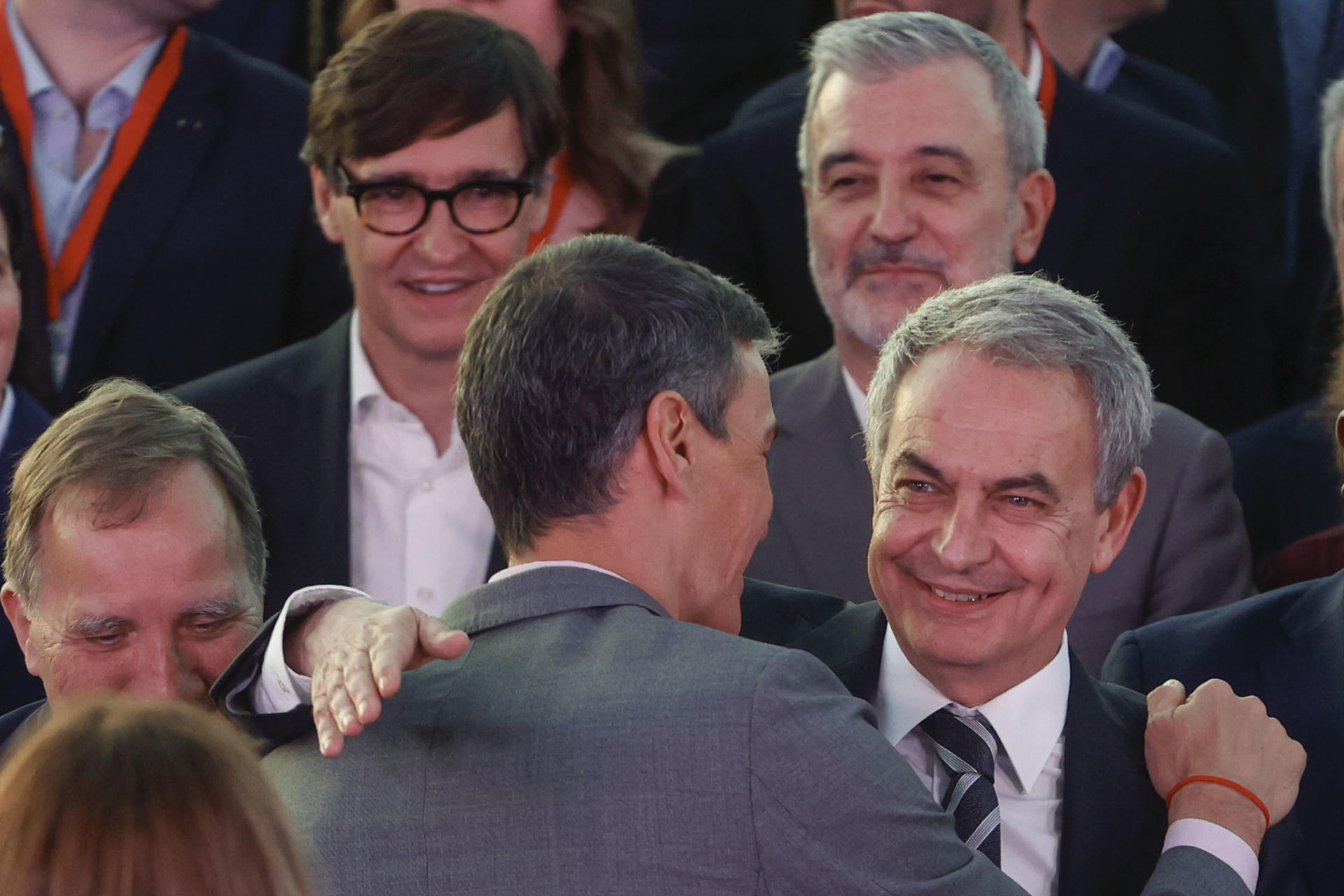 BARCELONA, 17/04/2026.- El presidente del Gobierno español, secretario general del PSOE y presidente de la Internacional Socialista, Pedro Sánchez, saluda al expresidente José Luis Rodríguez Zapatero (dcha), antes del inicio de la cena de líderes participantes en la Global Progressive Mobilisation, un foro de debate que arranca este viernes y culminará el sábado con una sesión plenaria. EFE/Quique García