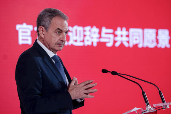 MADRID (ESPAÑA), 25/09/2025.- El expresidente del Gobierno José Luis Rodríguez Zapatero durante el foro China-Europe Talent Forum celebrado este jueves en Madrid. EFE/ Daniel Gonzalez
