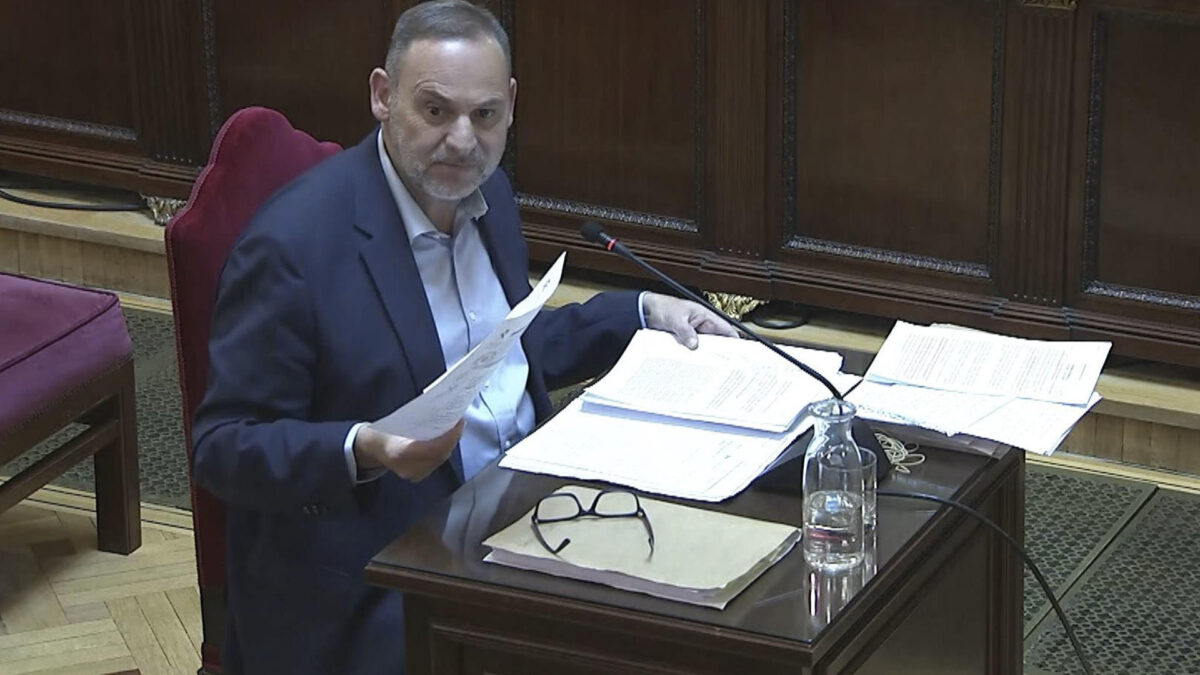 MADRID, 04/05/2026.- Captura de la señal del Tribunal Supremo en la que aparece el exministro José Luis Ábalos durante su declaración, este lunes. El juicio contra Ábalos entra este lunes en su recta final con el turno del también exdirigente socialista, que responderá a las acusaciones del comisionista Víctor de Aldama sobre el cobro de mordidas dirigidas también -dijo- a financiar al PSOE. EFE/ Señal Del Tribunal Supremo SOLO USO EDITORIAL/SOLO DISPONIBLE PARA ILUSTRAR LA NOTICIA QUE ACOMPAÑA (CRÉDITO OBLIGATORIO)