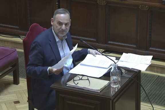 MADRID, 04/05/2026.- Captura de la señal del Tribunal Supremo en la que aparece el exministro José Luis Ábalos durante su declaración, este lunes. El juicio contra Ábalos entra este lunes en su recta final con el turno del también exdirigente socialista, que responderá a las acusaciones del comisionista Víctor de Aldama sobre el cobro de mordidas dirigidas también -dijo- a financiar al PSOE. EFE/ Señal Del Tribunal Supremo SOLO USO EDITORIAL/SOLO DISPONIBLE PARA ILUSTRAR LA NOTICIA QUE ACOMPAÑA (CRÉDITO OBLIGATORIO)
