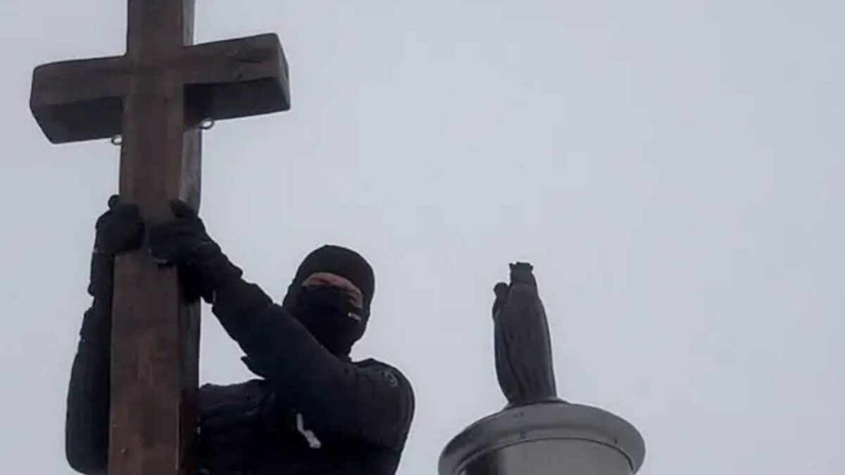 Adolescente con la cruz del Aneto - Sociedad