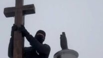 Adolescente con la cruz del Aneto - Sociedad
