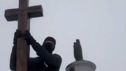 Adolescente con la cruz del Aneto - Sociedad