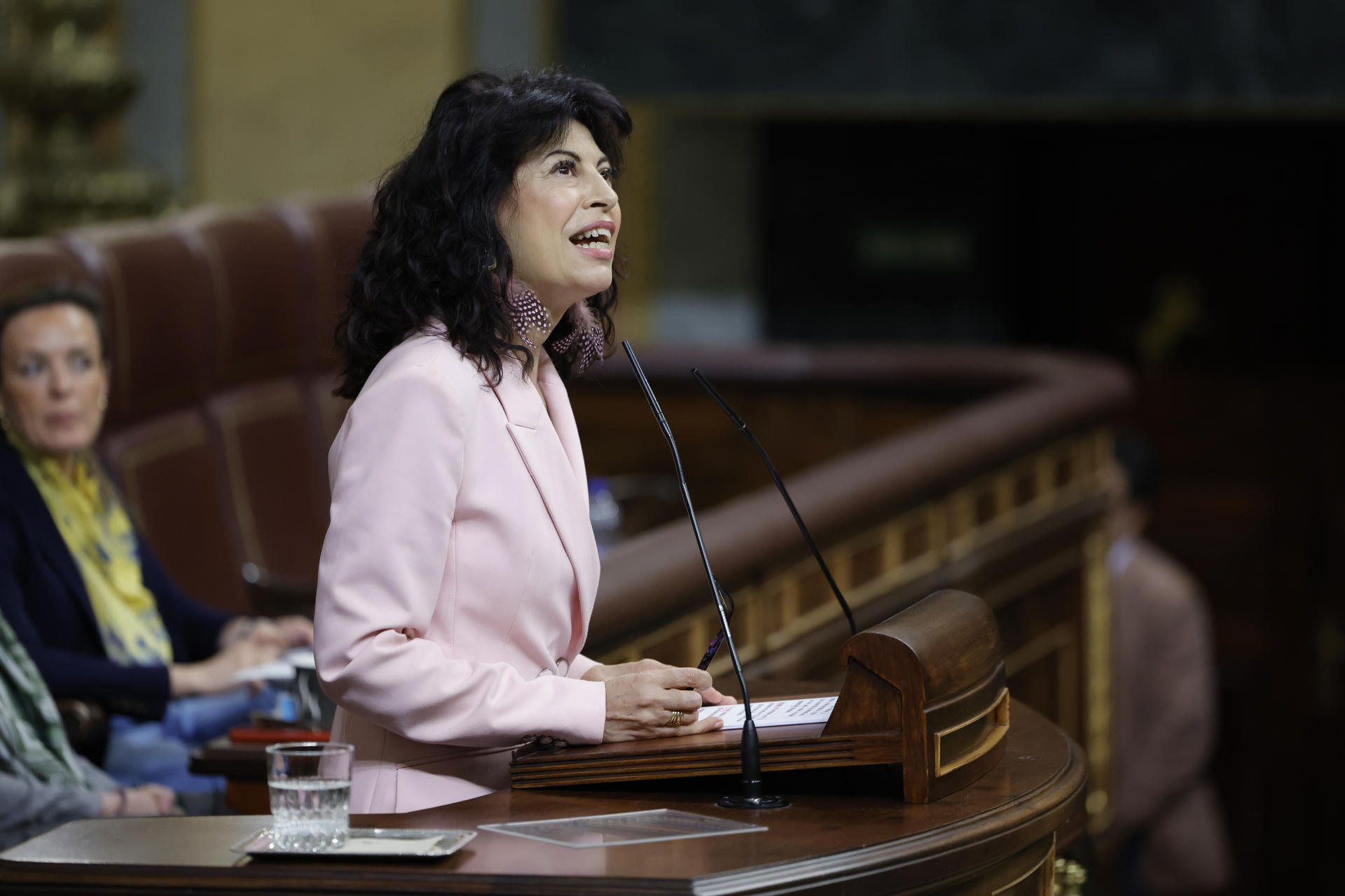 MADRID, 30/04/2026.- La ministra de Igualdad, Ana Redondo, durante su intervención en el pleno que este jueves celebra el Congreso. EFE/ Zipi Aragon