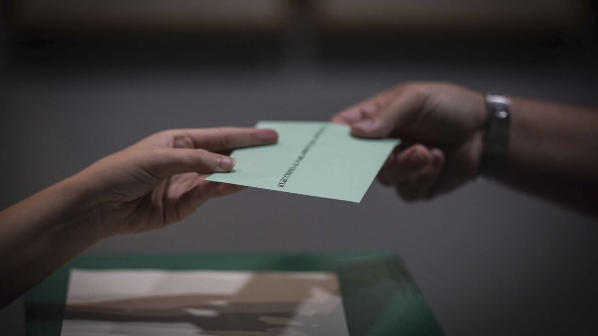 CÓRDOBA, 17/05/2026.- Votaciones en el colegio electoral del Palacete de Vimcorsa construido a finales del siglo XIX en el lugar donde nació el Duque de Rivas en Córdoba, este domingo. El 100 % de las 10.403 mesas electorales para los comicios autonómicos andaluces estaban constituidas a las 9.45 horas, según los datos de la web de seguimiento electoral de la Junta de Andalucía. EFE/Rafa Alcaide