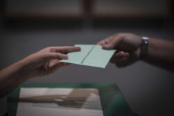 CÓRDOBA, 17/05/2026.- Votaciones en el colegio electoral del Palacete de Vimcorsa construido a finales del siglo XIX en el lugar donde nació el Duque de Rivas en Córdoba, este domingo. El 100 % de las 10.403 mesas electorales para los comicios autonómicos andaluces estaban constituidas a las 9.45 horas, según los datos de la web de seguimiento electoral de la Junta de Andalucía. EFE/Rafa Alcaide
