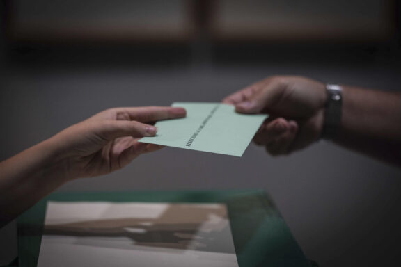 CÓRDOBA, 17/05/2026.- Votaciones en el colegio electoral del Palacete de Vimcorsa construido a finales del siglo XIX en el lugar donde nació el Duque de Rivas en Córdoba, este domingo. El 100 % de las 10.403 mesas electorales para los comicios autonómicos andaluces estaban constituidas a las 9.45 horas, según los datos de la web de seguimiento electoral de la Junta de Andalucía. EFE/Rafa Alcaide