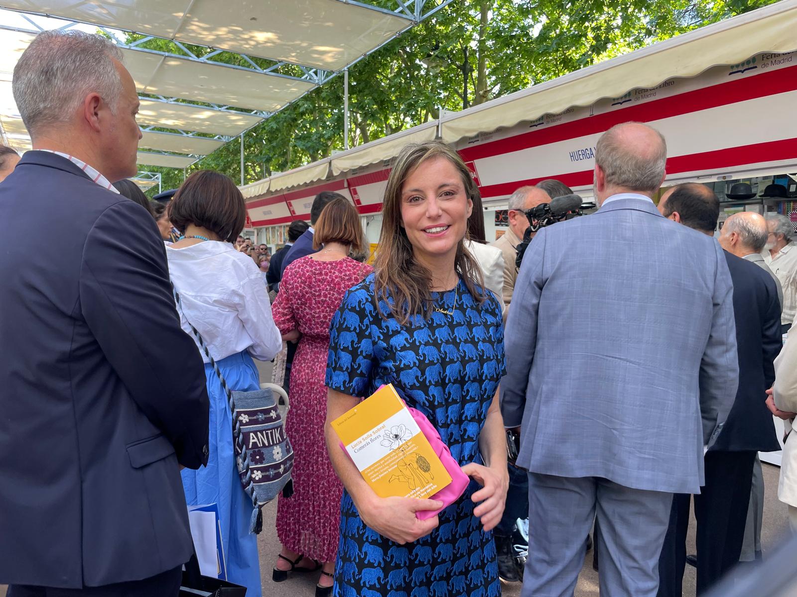 La concejala presidenta de la Junta Municipal de Retiro, Andrea Levy, con 'Comerás flores', de Lucía Solla Sobral