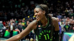 Awa Fam en la victoria frente a las Washingotn Mystics por 97-85.