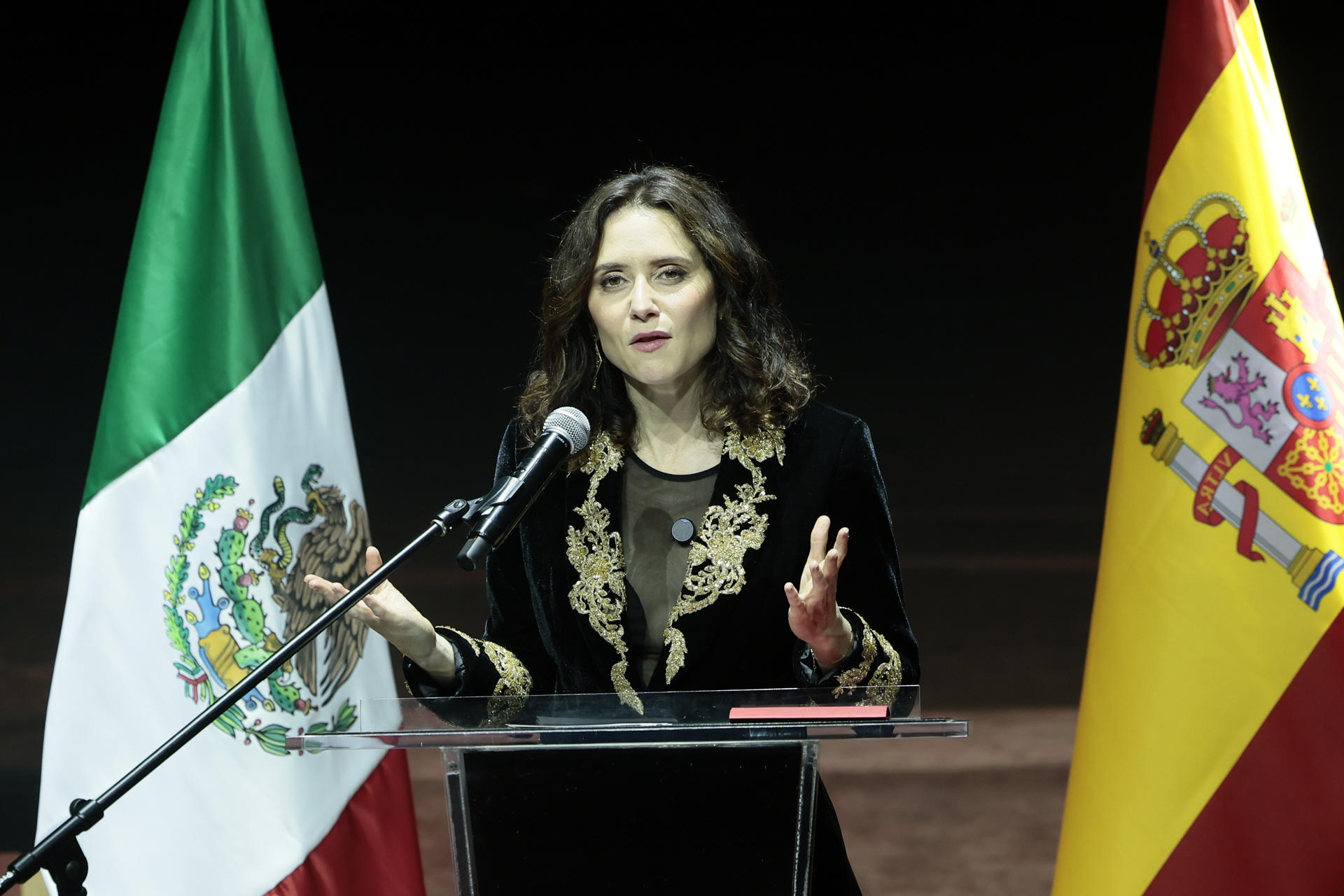 MEX1893. CIUDAD DEMÉXICO (MÉXICO), 04/05/2026.- La presidenta de la Comunidad de Madrid, Isabel Díaz Ayuso, habla durante la Celebración por la Evangelización y el Mestizaje en México: Malinche y Cortés, este lunes en Ciudad de México (México). Ayuso rindió un homenaje a figuras como Isabel La Católica y Hernán Cortés, que hicieron posible la conquista española en México, junto al director del musical Malinche, Nacho Cano, tras la cancelación de la celebración en la Catedral de la Ciudad de México, como se tenía planeado. EFE/José Méndez