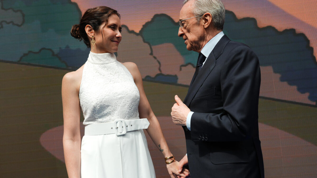 MADRID, 15/05/2026.- La presidenta de la Comunidad de Madrid, Isabel Díaz Ayuso, conversa con el presidente del Real Madrid, Florentino Pérez, este viernes durante el acto de entrega de las Distinciones Honoríficas otorgadas por el Ayuntamiento de Madrid con motivo de la festividad de San Isidro. EFE/Comunidad de Madrid -SÓLO USO EDITORIAL/SOLO USO PERMITIDO PARA ILUSTRAR LA NOTICIA QUE APARECE EN EL PIE DE FOTO (CRÉDITO OBLIGATORIO)-