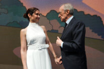 MADRID, 15/05/2026.- La presidenta de la Comunidad de Madrid, Isabel Díaz Ayuso, conversa con el presidente del Real Madrid, Florentino Pérez, este viernes durante el acto de entrega de las Distinciones Honoríficas otorgadas por el Ayuntamiento de Madrid con motivo de la festividad de San Isidro. EFE/Comunidad de Madrid -SÓLO USO EDITORIAL/SOLO USO PERMITIDO PARA ILUSTRAR LA NOTICIA QUE APARECE EN EL PIE DE FOTO (CRÉDITO OBLIGATORIO)-