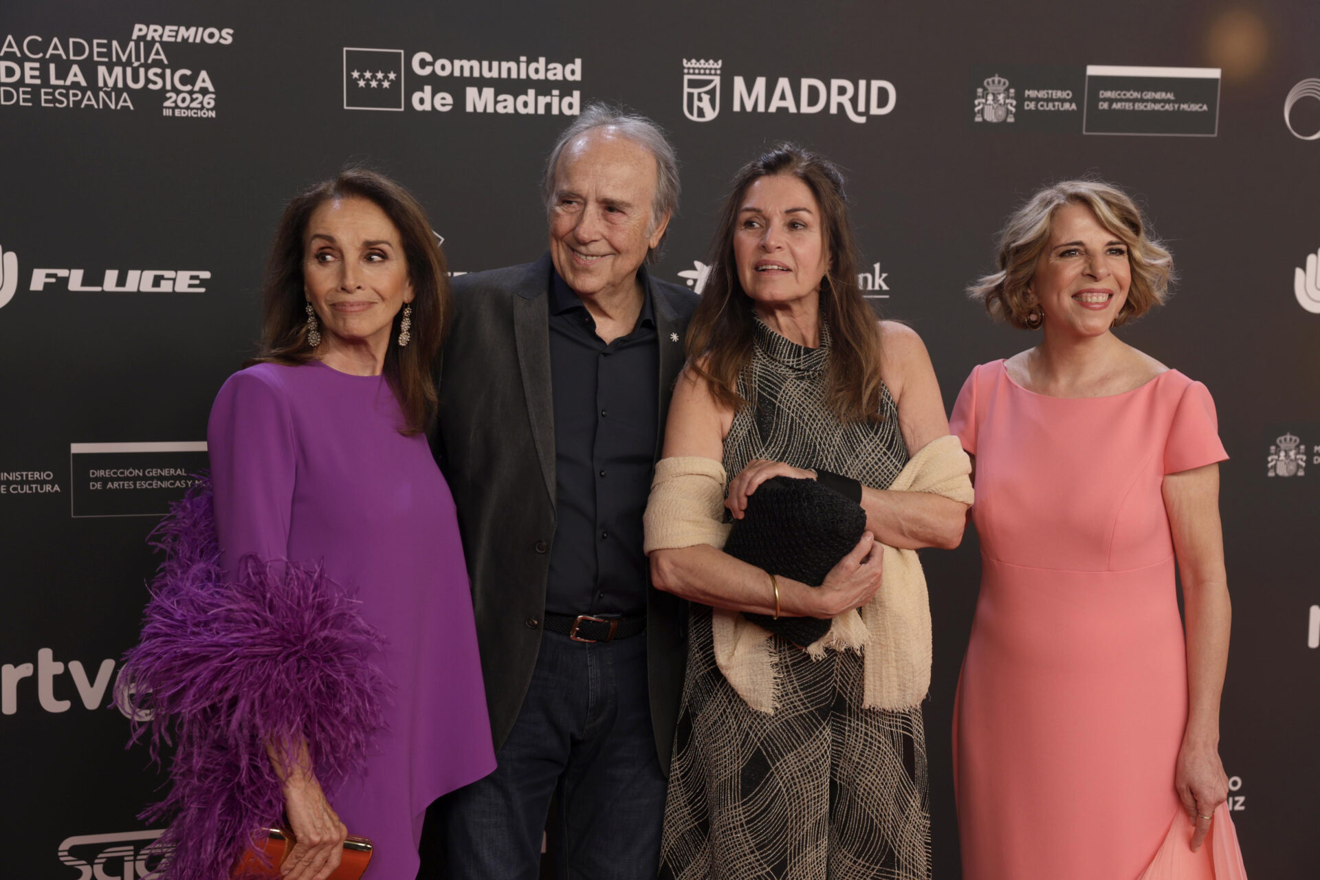 MADRID, 26/05/2026.- Los cantantes Ana Belén (i), Joan Manuel Serrat (2-i) y Sole Giménez (d) a su llegada a la gala de entrega de la III edición de los Premios de la Academia de la Música de España, este martes en Madrid. EFE/Juanjo Martín