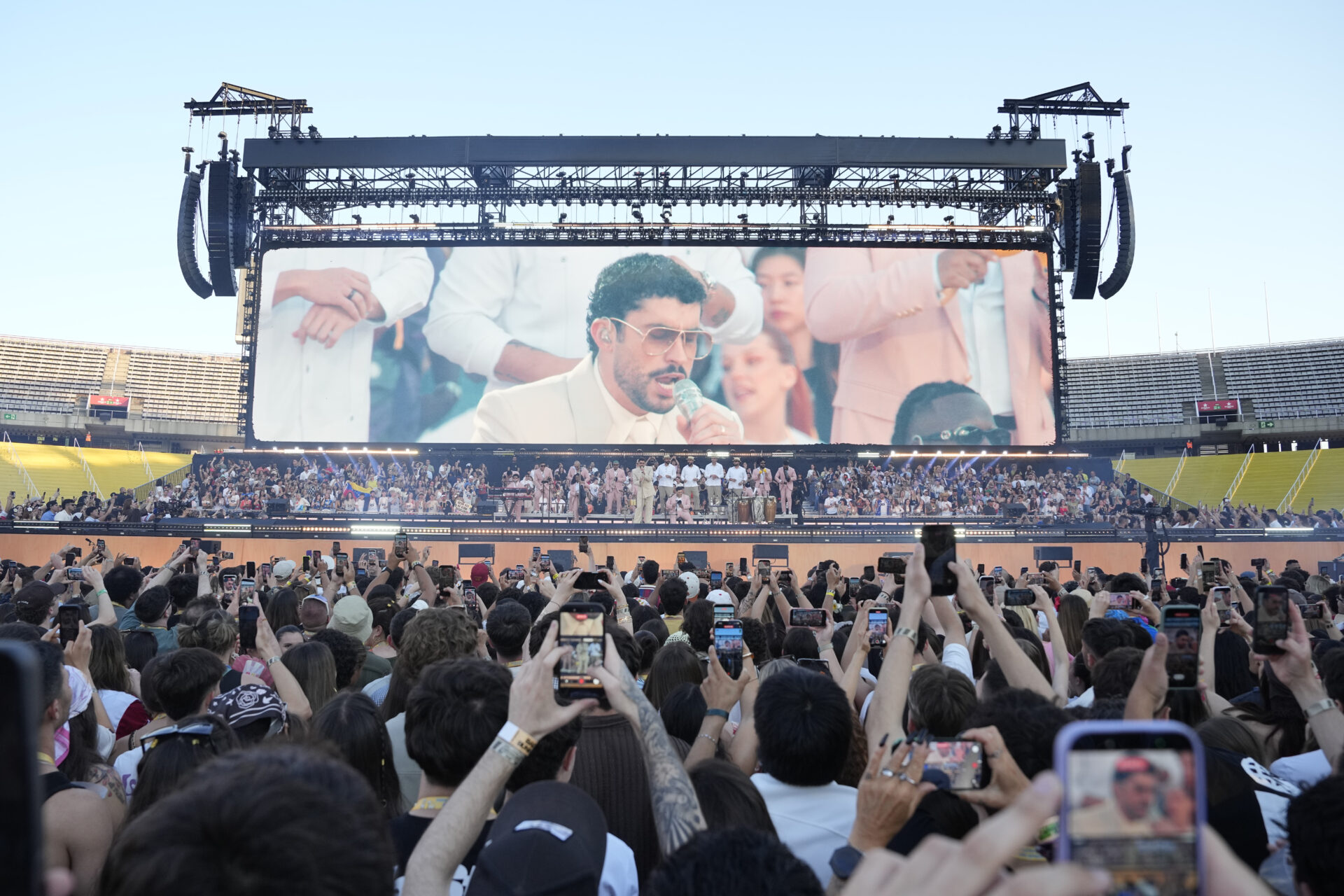 El cantante puertorriqueño Bad Bunny, durante el concierto ofrecido este viernes en el Estadio Olímpico de Barcelona