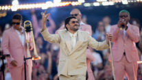 El cantante puertorriqueño Bad Bunny, durante el concierto ofrecido este viernes en el Estadio Olímpico de Barcelona