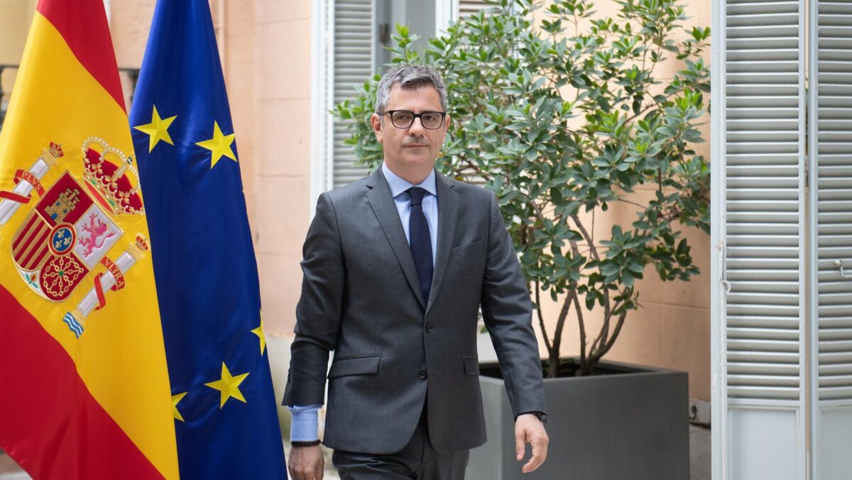El ministro de la Presidencia, Justicia y Relaciones con las Cortes, Félix Bolaños, atiende a los medios de comunicación, en el Palacio de Parcent, a 4 de mayo de 2026, en Madrid (España).
