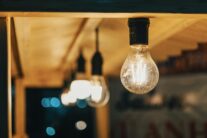 Bombillas encendidas de noche - Economía