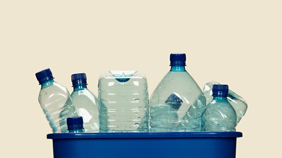 Botellas de plástico.