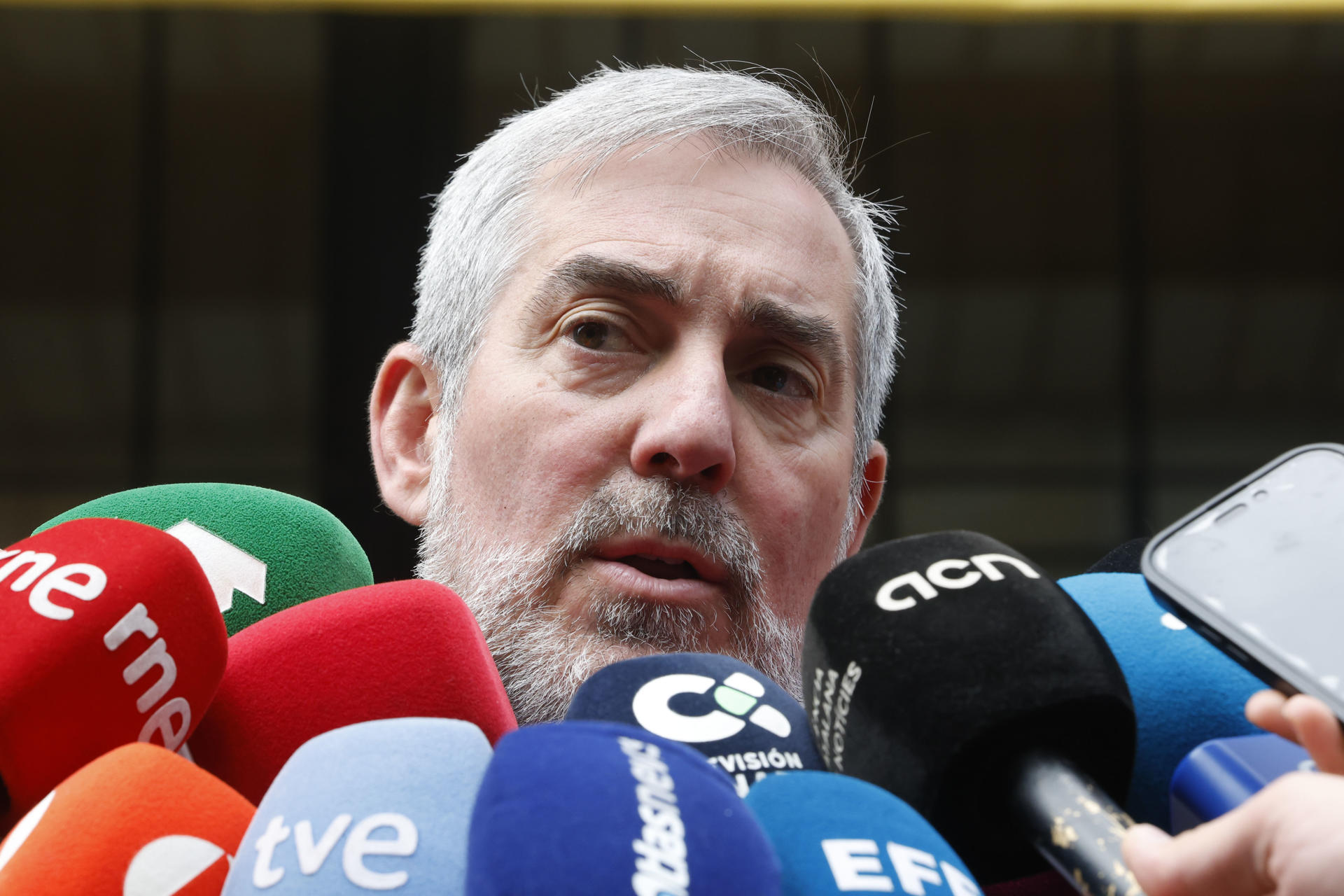 MADRID, 07/05/2026.- El presidente de Canarias, Fernando Clavijo, atiende a los medios tras salir del Ministerio de Sanidad, este jueves en Madrid, después de su reunión con los ministros de Sanidad, Mónica García, y Política Territorial, Ángel Víctor Torres, con el fin de examinar la emergencia sanitaria del crucero MV Hondius. EFE/ Javier Lizon