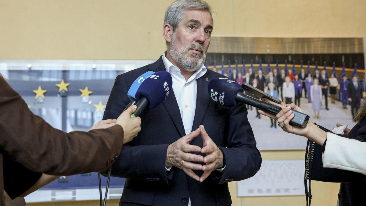 Fernando Clavijo (c), hace declaraciones a los medios, este martes en Bruselas.