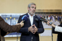 Fernando Clavijo (c), hace declaraciones a los medios, este martes en Bruselas.