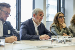 BRUSELAS, 05/05/2026.- El presidente de Canarias, Fernando Clavijo (c), se reúne este martes con el comisario europeo de Transporte, Apostolos Tzitzikostas, en Bruselas, Bélgica. En declaraciones a los medios, Clavijo ha afirmado que el buque en el que se ha declarado un brote de hantavirus durante una travesía por el Atlántico Sur, "debe ser atendido donde está", en Cabo Verde, antes de regresar de manera directa y sin pasar por Canarias a Países Bajos, de donde es la empresa que opera el crucero. EFE/ Pablo Garrigós